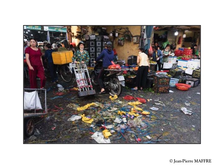 La ville de Hanoï regorge de marchés. Souvent difficile à repérer, ils sont parfois imposants et célèbres mais aussi cachés au fond de ruelles.