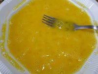 1 - Mélanger la chapelure, les amandes effilées et les cacahuètes concassées. Battre les oeufs en omelette, saler et poivrer.