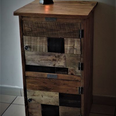 Petit meuble d'appoint en bois de palettes modèle patchwork 