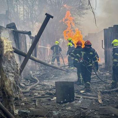 Ukrainio. 20 mortintoj kaj 75 vunditoj: la plej mortiga bombado kontraŭ Odeso de post la komenco de la milito