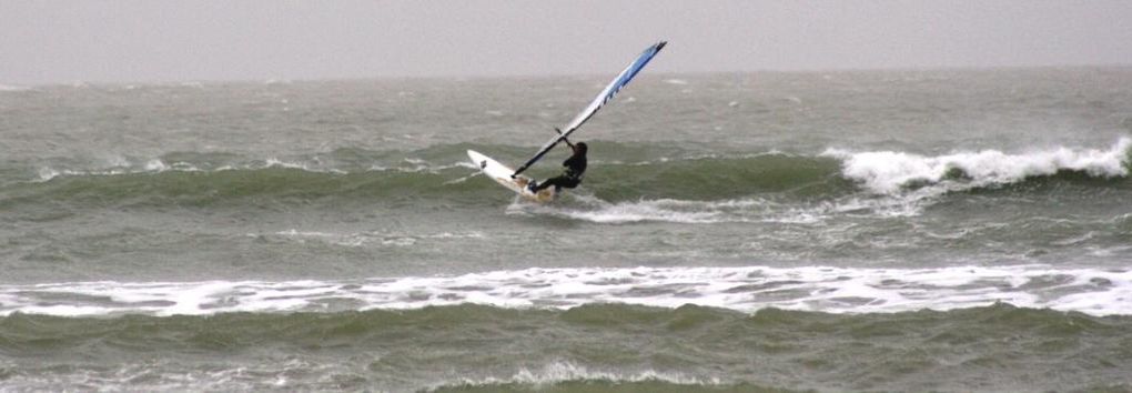 Le Team Neway La Rochelle île de Ré se jette à l'eau en ce mois de Novembre 2009 avec Julien et Camille (F1 et F2), Yannick, Hervé et Fréd.
Photos : Sophie.