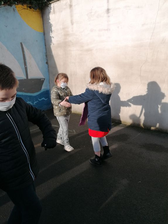 Le père Noël et son orchestre, sont venus à la rencontre des enfants à l'école, aidés par les elfes de Magots en Fëte pour distribuer des friandises. !!