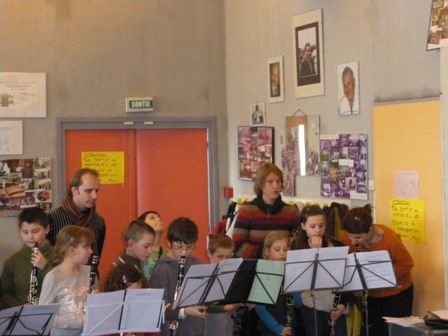 nous voici dans la grande salle de l'école de musique de Décines . 
sous la direction de Richard GIROUD et avec  les conseils du Quatuor QUAT'J pour réaliser KAGOUYA !!

une première rencontre entre 40 clarinettiste de tous niveaux et de tous âg