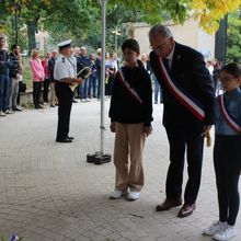 INFO ASSOCIATIVE : SAINT-BONNET DE MURE (RHÔNE) SAMEDI 14 OCTOBRE 2023 :  AU NOM DE LA MUNICIPALITÉ ET DES MUROISES ET MUROIS LE MAIRE JEAN-PIERRE JOURDAIN A DÉPOSÉ AU PIED DU MÉMORIAL UNE GERBE DE FLEURS EN L’HONNEUR DES VÉTÉRANS ET AUX 29 MILITAIRES ET CIVILS DÉCÉDÉS LORS D’ACCIDENTS AU CENTRE D’EXPÉRIMENTATIONS DU PACIFIQUE.