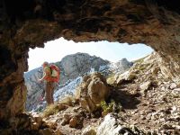 En amorçant la descente, en arrière plan la pointe Dzérat et celle du Midi. Une petite grotte au pied de la falaise.