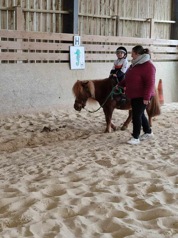 Séance 1 classe TPS PS.  Mardi 2 avril était le grand jour! Nous attendions avec impatience cette matinée poneys qui a fait plaisir à tout le monde! 3 ateliers ont été proposés : découverte de l'animal dans l'écurie, promenade à dos de poneys dans le manège, production artistique et lecture/chants dans la salle d'activité.  vivement la semaine prochaine !