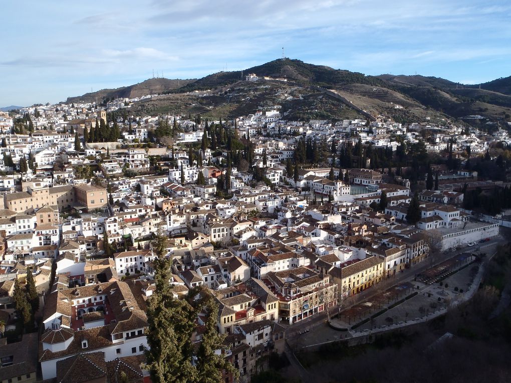 à Grenade, ça y est j'y suis! finalement arrivé en bus depuis Aguilas, je me retrouve dans un petit hotel assez cheap, mis en plein coeur du centre et super mignon. Laville est magnifique, avec son quartier arabe: Albaycín, où l'on sert des vrais thés à la menthe dand un genre de souk, ses gitans qui chantent tout leur répertoire en faisant chauffer la guitare,et ses hauts points de vues. L'alhambra, ancien palais royal du visir, est toute ausdi remarquable, j'y ferai un tour  avec Yurah, une américaine rencontrée à l'auberge qui vit à Seville(le hasard fait bien les choses). Le soir nous sortons en ville, tapas+bière=1,20€ si vous savez où aller, autant vous dire qu'avec 10€ en poche , vous sortez repus, et bourré! Bref une ville assez extraordinaire, par sa vie actuelle comme pour ses vestiges anciens, je vous la conseille chaudement!