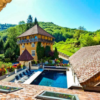 Pour un séjour nature & relaxant au cœur du vignoble d'Arbois dans le Jura séjournez à l'Hôtel Castel Damandre en Bourgogne