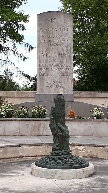 Le président Gérard Bocquery, Jean-Luc Demoisson et Lisa déposent la gerbe devant le Monument de Royallieu