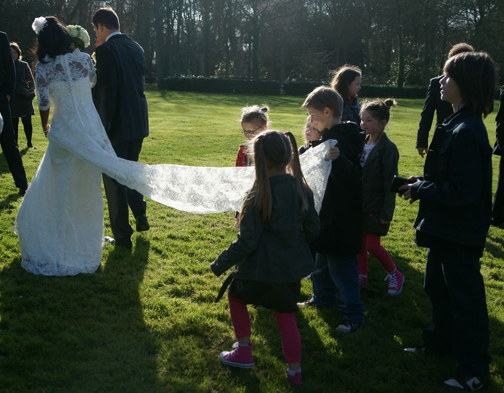 "Vive la mariée !"
La mariée est vêtue d'une belle robe blanche en dentelle avec une traîne.
Cette dernière a posé un petit problème... Les enfants sont là !
"Au secours, maman!"