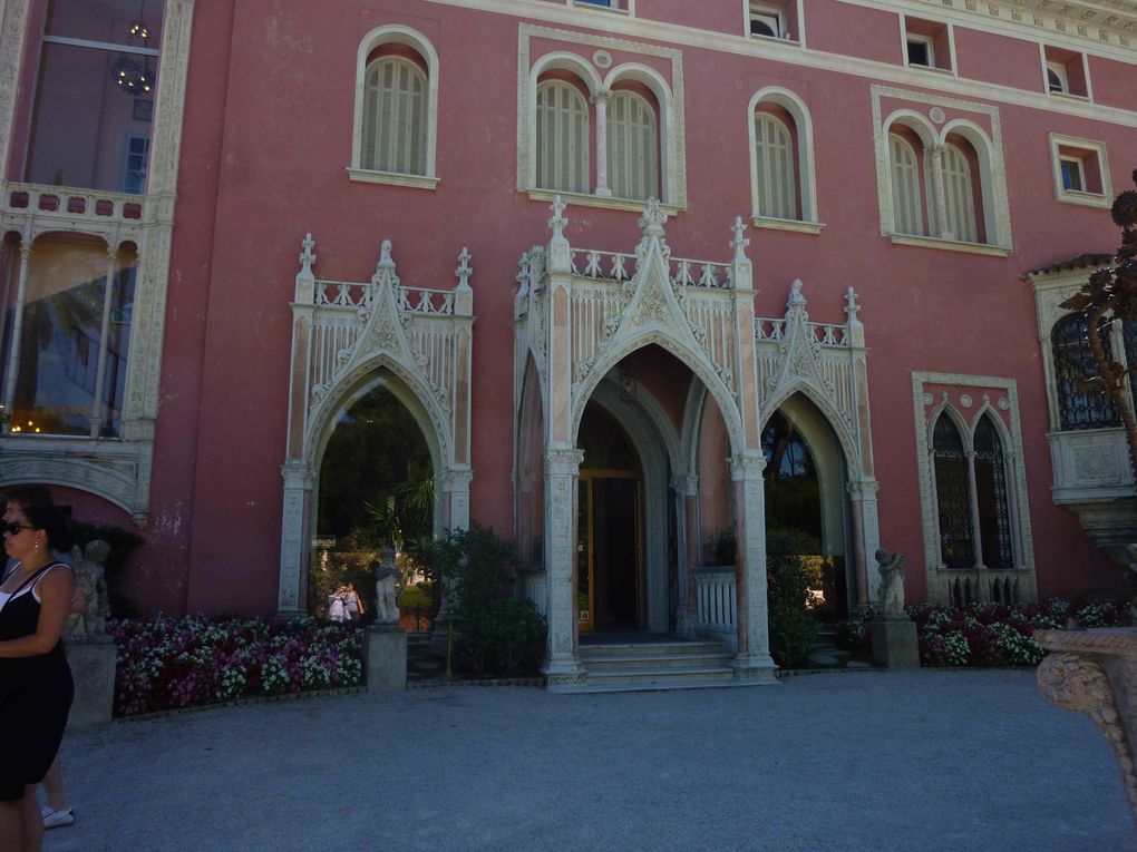 Une villa inspirée des grandes demeures Renaissance de Venise et Florence, entourée de neufs jardins à thème et abritant des collections de porcelaine, des tapisserie, des tapis, etc...
