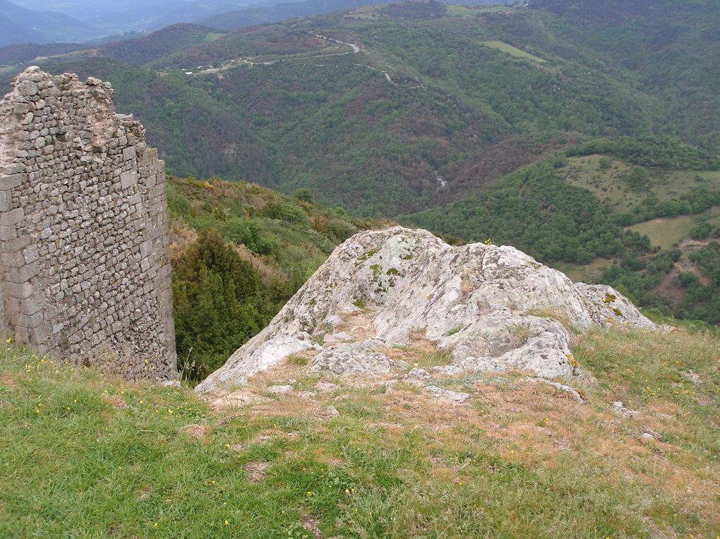 Les ruines du château de Pierre-Gourde dans la montagne ardéchoise...
Le château a été ruiné sur ordre de Richelieu et le moins que l'on puisse dire c'est que le boulot a été bien fait...
Mais le panorama reste magnifique...
Localisation : Ar