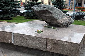 Mémorial du Goulag sur la Loubianka. Pierre venant des Solovki, île-goulag . A la place de la statue de Dzjerzhinski.