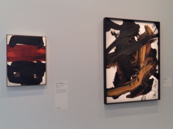 De gauche à droite, Pierre Soulages "Peinture, 26 mai 1969" 1969 et Kazuo Shiraga "Konto" 1990