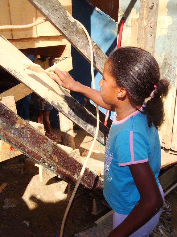 Nous sommes retournés 15 jours après dans la favela où nous avions construit la maison, afin de peindre la maison et de revoir la famille et l'agencement qu'il avait fait de la maison.