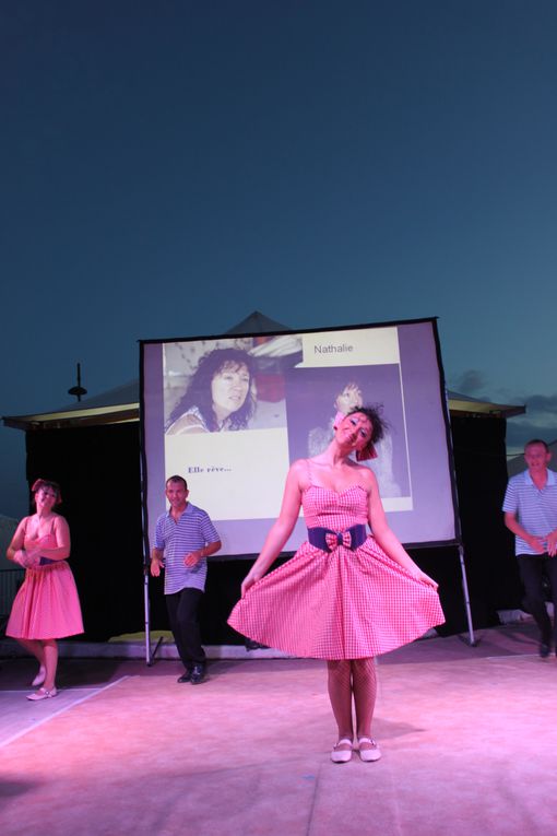 Sur le front de mer entre le casino et un bar bercé par les vagues, Royan au rythme du Rock'n'Roll avec le spectacle " Swing to the Rock" présenté par DANSE PROJECT. Soirée organisée par l'Association Générale de Pontaillac, présidée par Mad