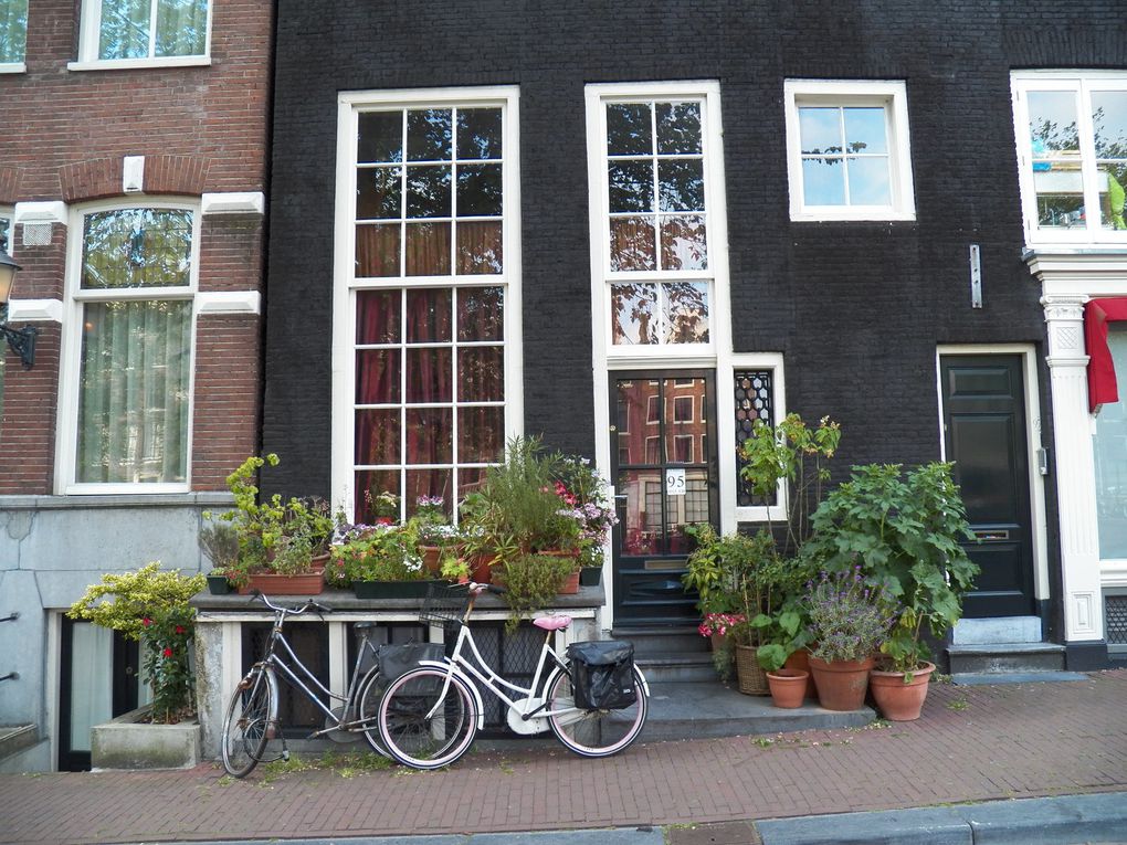 Sur la terre ou sur l'eau, les habitations d'Amsterdam ont leur charme.