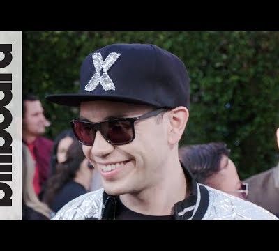 Raymix parle de son parcours de travail à la NASA jusqu'à devenir un artiste d'enregistrement électrocumbia sur le tapis rouge des Latin AMA Awards 2018.