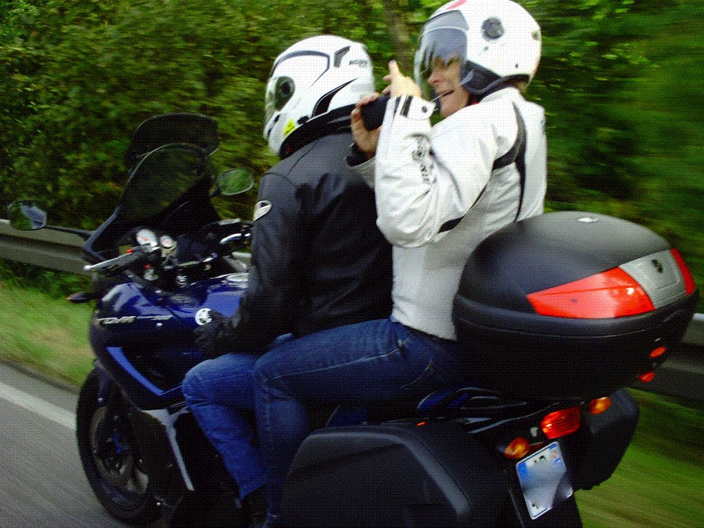 DIAPORAMA 5 PHOTOS - PAS ÉVIDENT DE PRENDRE DES PHOTOS EN ROULANT - JE RAPELLE QUE GG A SUIVI UNE "FERRARRI". SUR L'ANNEAU DU RHIN DURANT TROIS JOURS SANS JAMAIS RATER UNE PHOTO........... ET DE FAIT MERITE LA QUALIFICATION DE PHOTOGRAPHE DU UNSERSBANDE