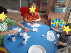 Atelier collage avec du coton pour les nuages et du crépon pour le soleil