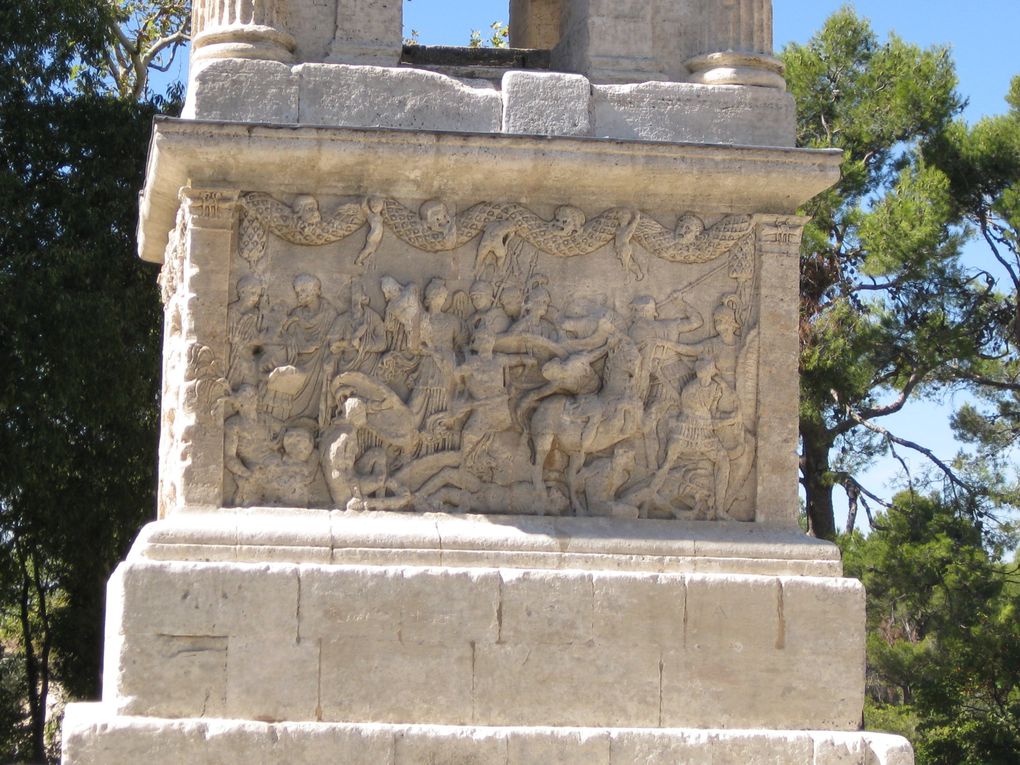 Les Antiques puis le site du Glanum : ancienne ville qui doit son existence à la présence d'une source venant des Alpilles.