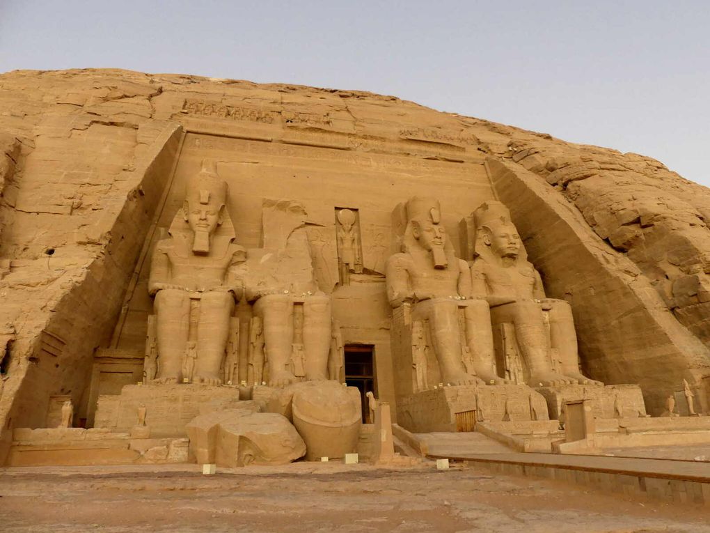 Le temple de Ramsès II avant et après le lever de soleil !
