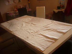 Mettre un drap moltonné sous la nappe :