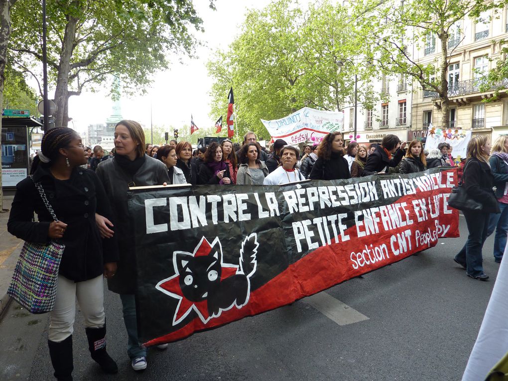 Manifestation parisienne du collectif "pas de bébé à la consigne !" auquel participe la fédération Santé-social et collectivités territoriales de la CNT, puis rassemblement devant la mairie du 13ème arrondissement avec la diffusion d'un tract