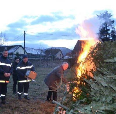 Retour sur le « brûle-sapins », cette nouvelle « tradition » bien de chez nous…