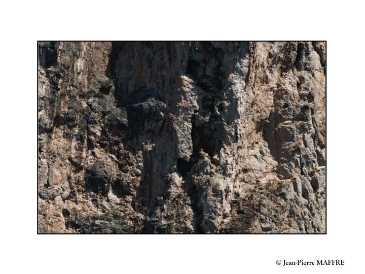 Quelle a été la réaction de nos ancêtres de l’antiquité face à cette profusion de formes humaines dans des rochers qui n’ont probablement pas changés depuis.