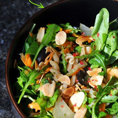 Salade de roquette, torsades complètes, carotte...