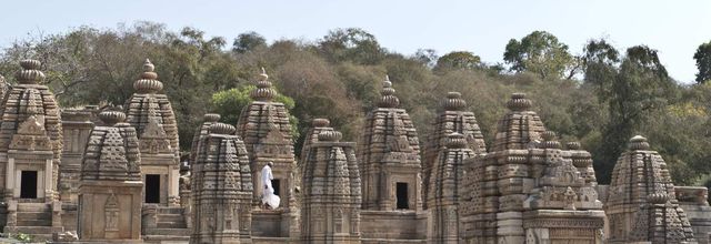  INDE - MADHYA PRADESH - DISTRICT DE MORENA - LES TEMPLES DE BATESARA - L’ORIGINE DE TOUTES CHOSES