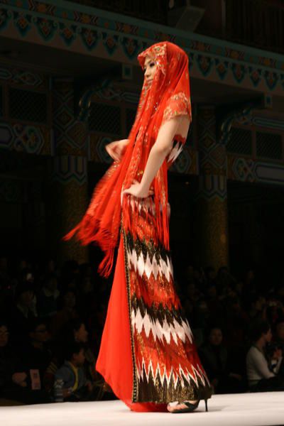 D&eacute;fil&eacute; de mode de la cr&eacute;atrice SUN XIUQI lors de la fashion week &agrave; Beijing.