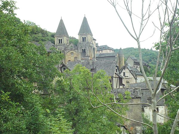 Pousuivie l'aprés midi à Conques (ancienne étape des pélerins de St Jacques de Compostelle), où nous avons pu voir son abbaye et tous ses "trésors".