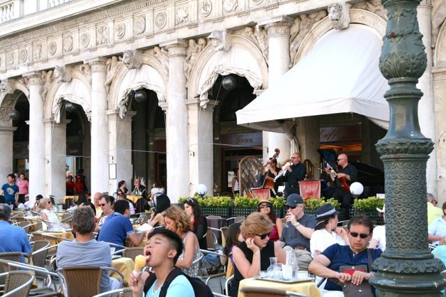 La place St Marc est en 2 parties, elle offre à elle seule de quoi s'occuper tout un après midi.