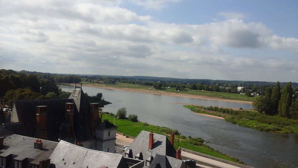 Vues de l'extérieur (1 - 2 - 3) Vues le long des murailles côté Loire (4 - 5 - 6) Vues enfin de la terrasse sur le château et la chapelle.