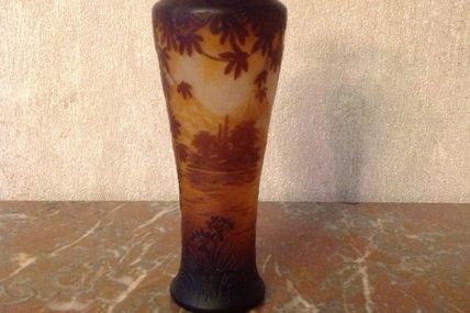 De Vez  ravissant petit vase en verre multicouche gravé à l acide paysage lacustre  ART NOUVEAU 1900/1910