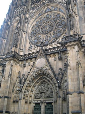 le chateau de Prague, la cathédrale St Guy, la basilique St Georges, la tour poudrière le pont St Charles et les tours du pont de Mala Strana petit coté et de la vielle ville,la place de la vielle vielle ainsi que l'horloge astronomique de l'hôte