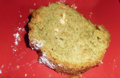 Cake au thé matcha et au chocolat blanc