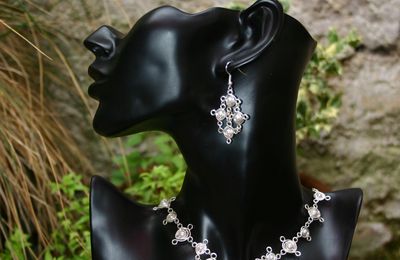 Bijoux mariage d'inspiration médiévale: collier "nacre" Swarovski avec bijou de dos