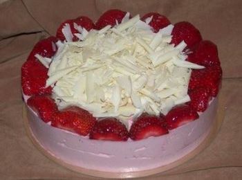Gâteau mousse aux fraises et aux framboises