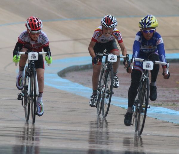 Angus BOULAIRE au sprint sur le vélodrome de Roubaix