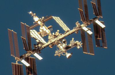 La Station Spatiale Internationale et le vaisseau Starliner vus par le satellite Worldview-3