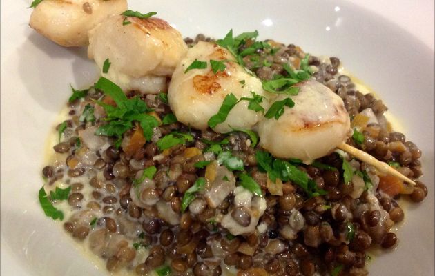 LENTILLES VERTES RELEVÉES AU GINGEMBRE ET SA BROCHETTE DE ST JACQUES