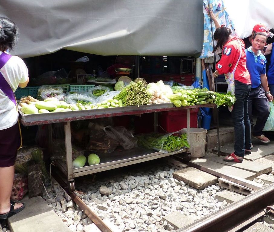 Mae Klong - Le train dans le marché