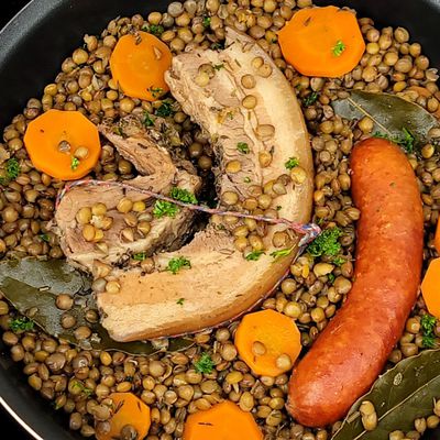 Lentilles poitrine roulée et saucisse