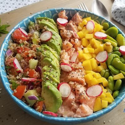 Salade quinoa, avocat, saumon façon buddha bowl
