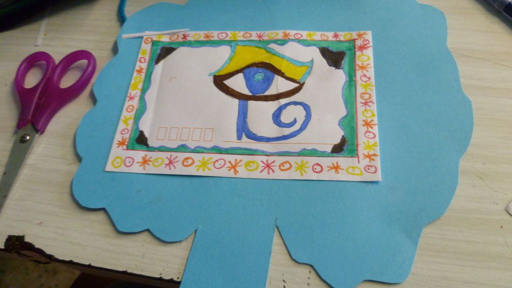 cycle 4: jeux et création sur les thèmes de l'art égyptien, d'astérix et obélix (antiquité): arbre généalogique avec des lettres égyptiennes, enveloppe oeil égyptien, couronne initiales, bracelet prénom, jeu pyramide, coloriages, guirlande coeurs, ...