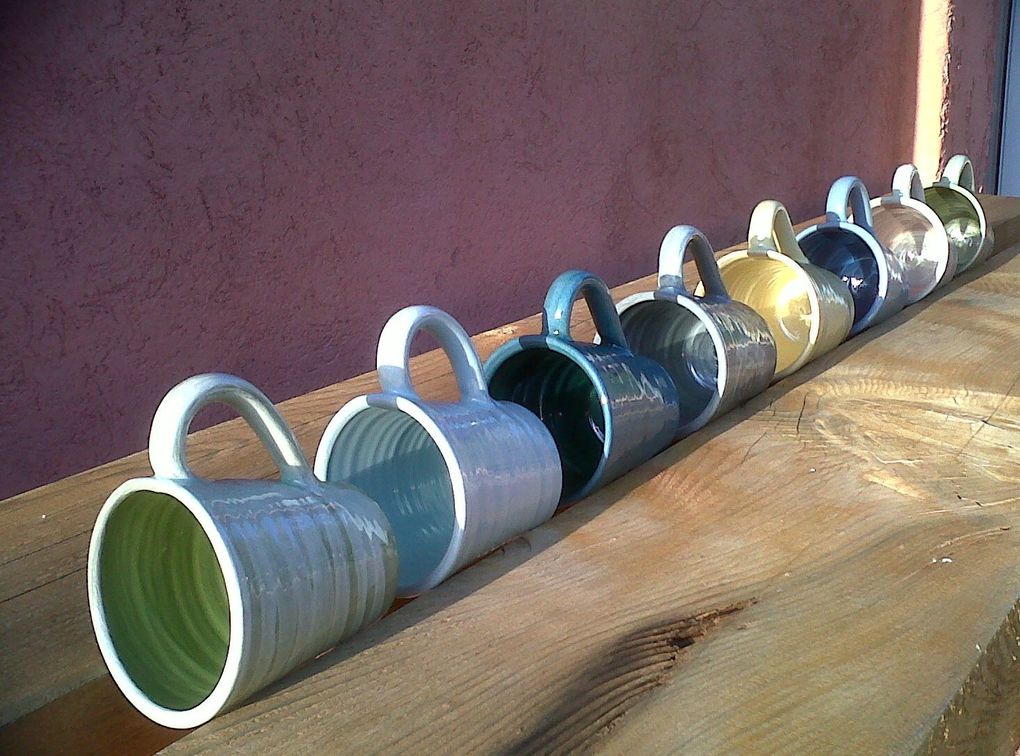 des mugs couleurs pastels, tous différents, tous uniques, en faience ou en grès ! ceux qui n'ont pas de prix ne sont plus disponibles pour le moment, mais je réalise aussi les mugs de vos rêves sur commande !