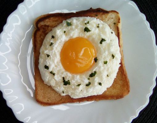 TOAST À L'OEUF NUAGE AU PARMESAN